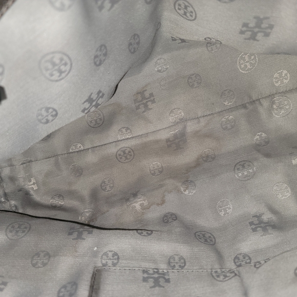 Stylish Gray Tote Bag with Spacious Design - Picture 15 of 16